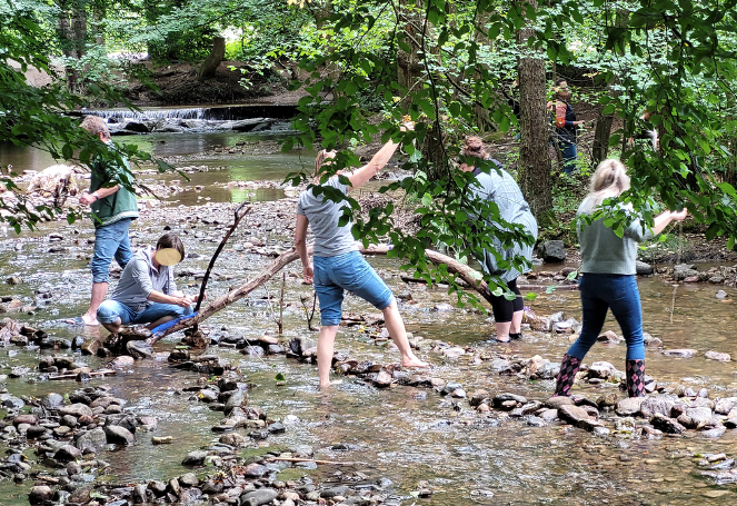 Am Bach Gesicht unkenntlich