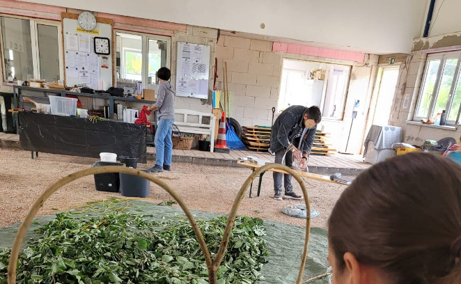 Boulehalle innen Gesicht unkenntlich